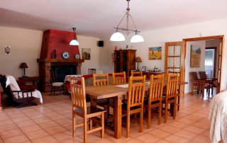 Salón con chimenea del alojamiento rural